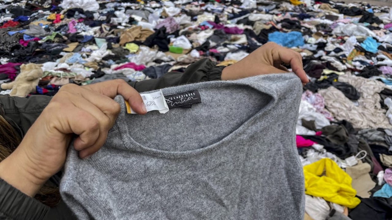 La ropa arrojada en el desierto de Atacama, en Alto Hospicio, Iquique, Chile (Photo by MARTIN BERNETTI / AFP)