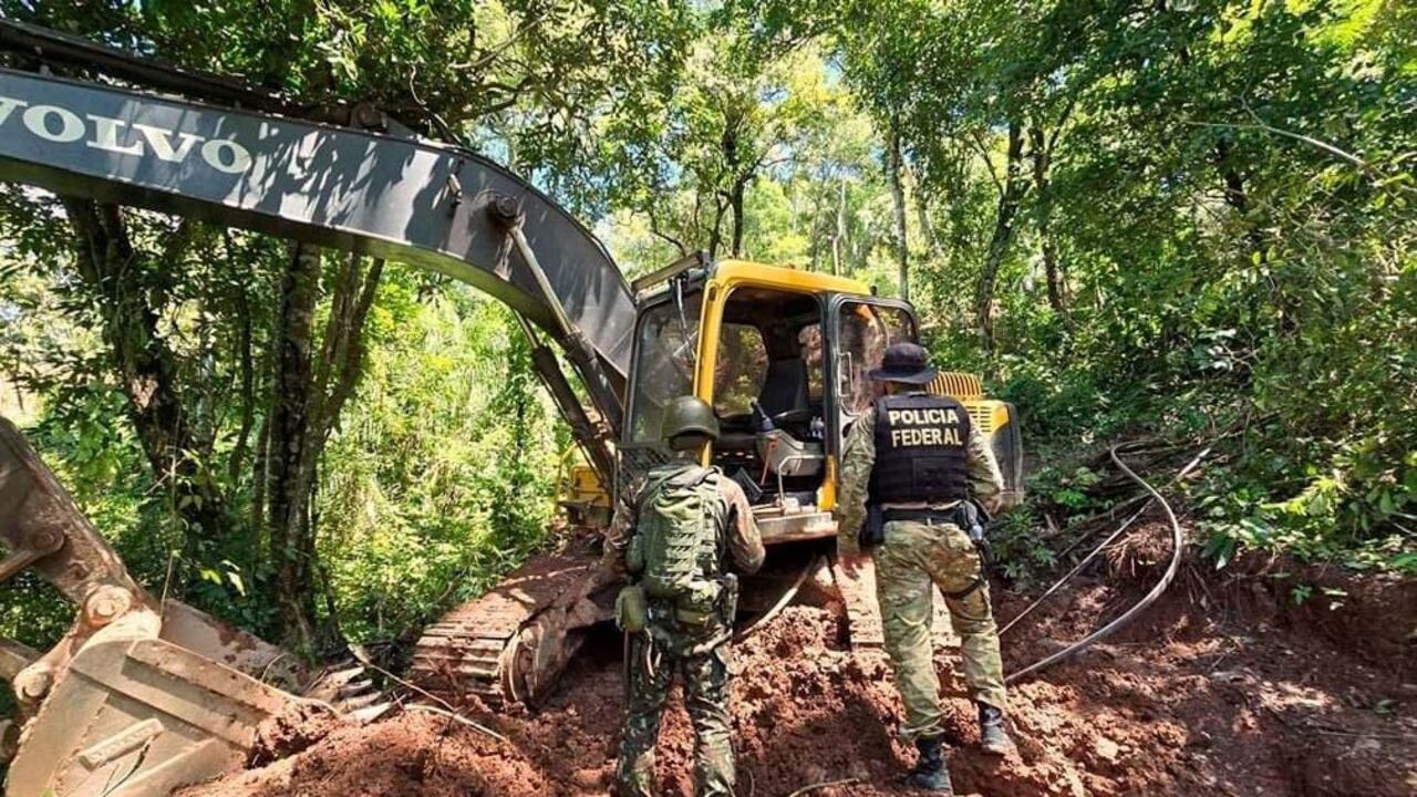 Autoridades de Colombia y Brasil destruyeron 16 dragas en el Amazonas.