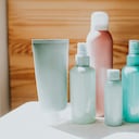 Botellas de productos cosméticos.