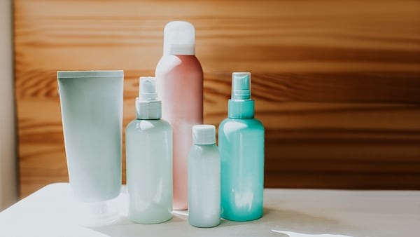 Botellas de productos cosméticos.