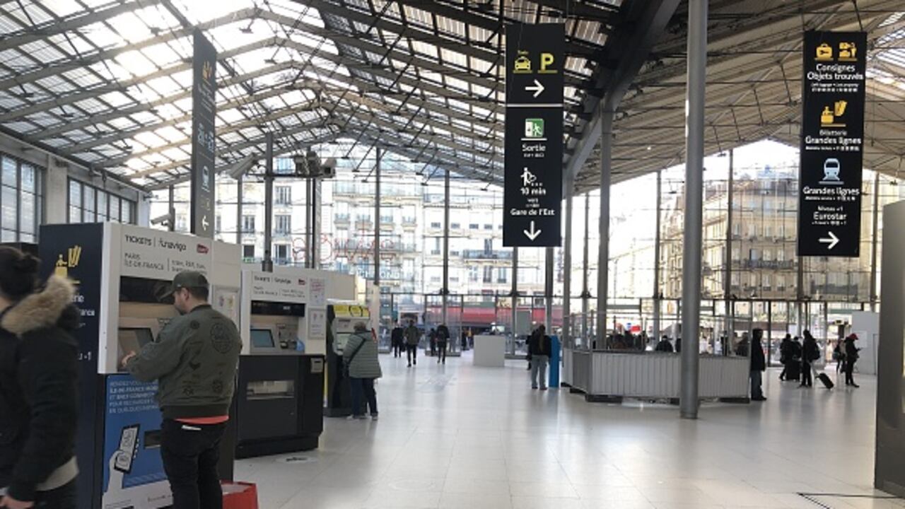 Las autoridades francesas advirtieron este miércoles que el hombre detenido luego de que protagonizara un ataque con arma blanca en una estación de París, en un hecho en el que resultaron heridas seis personas, está registrado con varias identidades. (Photo by Esra Taskin/Anadolu Agency via Getty Images)
