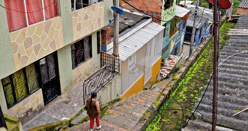  Petro habría podido evitar que lo capturaran, pero cuando todo se puso mal en Bolívar 83, cuentan que lloró por estar lejos de la comunidad. Decidió devolverse corriendo entre sollozos, para acompañarlos.