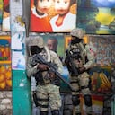 Los soldados patrullan en Petion Ville, el barrio donde vivía el fallecido presidente haitiano Jovenel Moise en Puerto Príncipe, Haití, el miércoles 7 de julio de 2021. Moïse fue asesinado en un ataque a su residencia privada el miércoles temprano, y la primera dama Martine Moïse recibió un disparo en el ataque nocturno y fue hospitalizado, según un comunicado del primer ministro interino del país. Foto: AP / Joseph Odelyn.