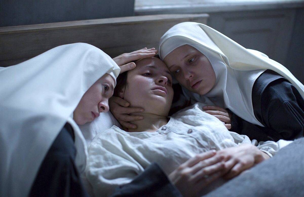 ‘Inocentes’ (2016) Situada en Polonia al final de la Segunda Guerra Mundial, una joven médica francesa ayuda a una congregación de monjas de clausura cuando las atrocidades de la guerra cobran vida en sus cuerpos. 