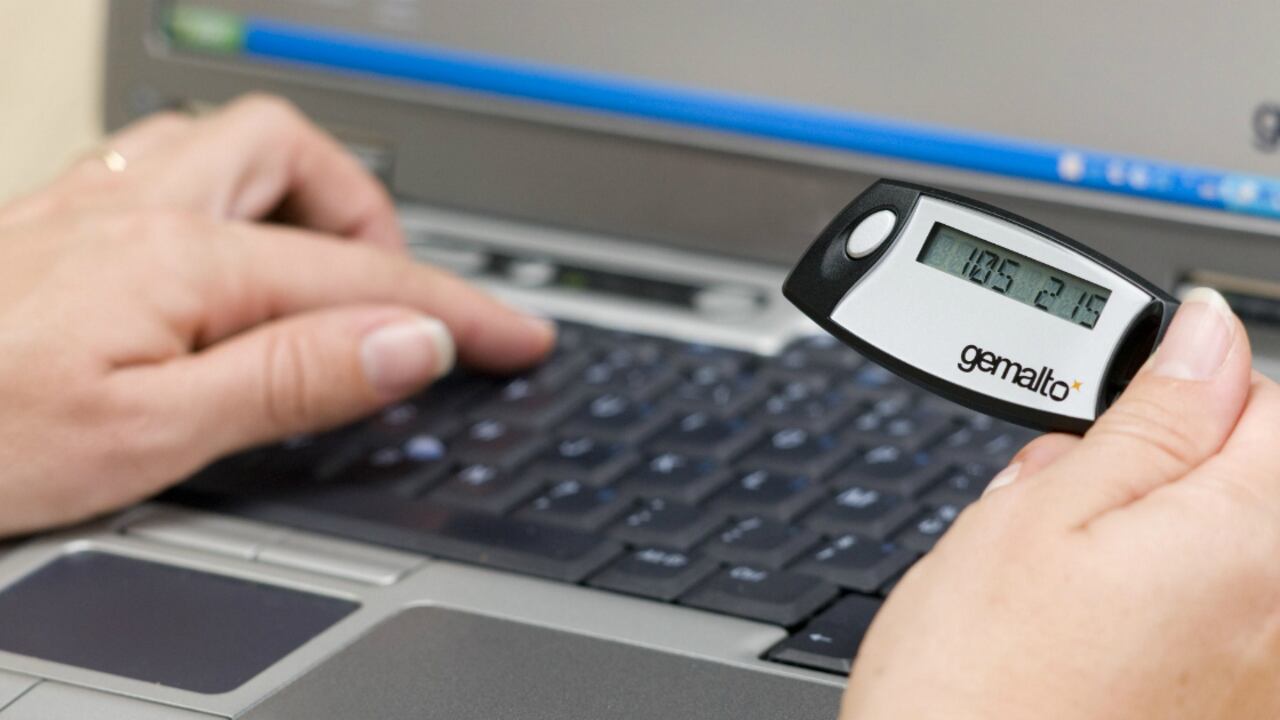 Quienes han tenido la oportunidad de tener un token en sus manos, deben conocer que este arroja una clave cada periodo de tiempo (30 segundos).