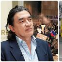 El senador Gustavo Bolívar señala a un uniformado detrás de la quema de un bus de TransMilenio