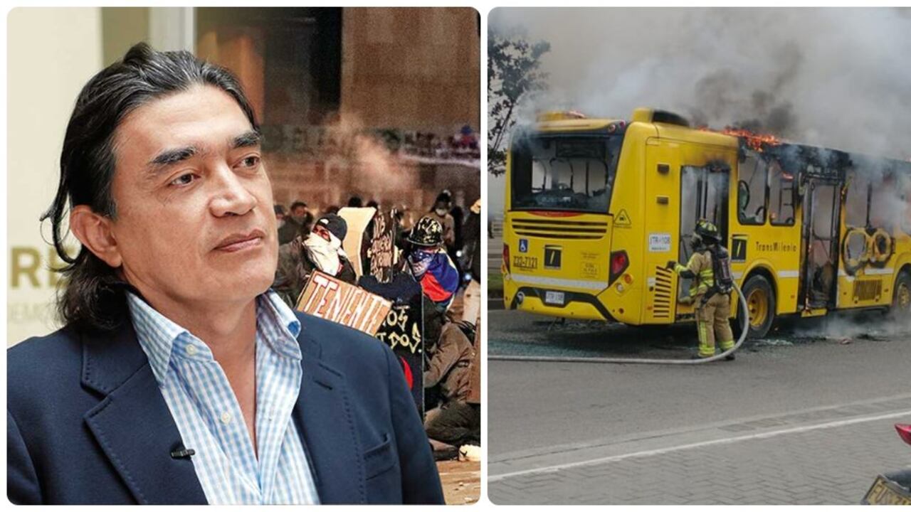 El senador Gustavo Bolívar señala a un uniformado detrás de la quema de un bus de TransMilenio