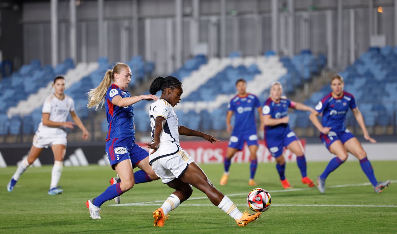 Linda Caicedo en el duelo por Champions League.