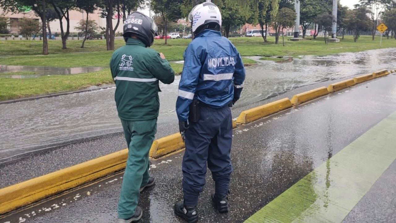 Afectación vial en la AutoNorte, al parecer, por el rompimiento de un tubo de agua a la altura de la calle 183.