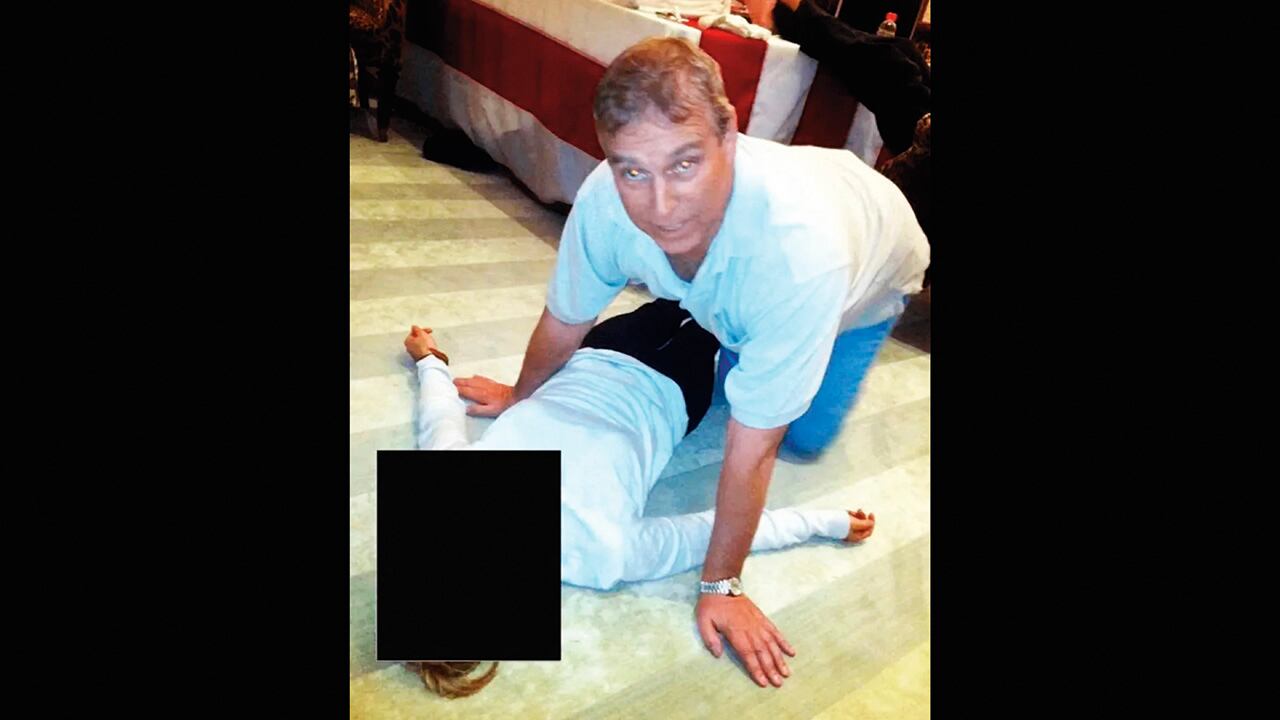 En enero se dio a conocer una foto del príncipe tumbado junto a una mujer desconocida, a quien le fue protegido el rostro.