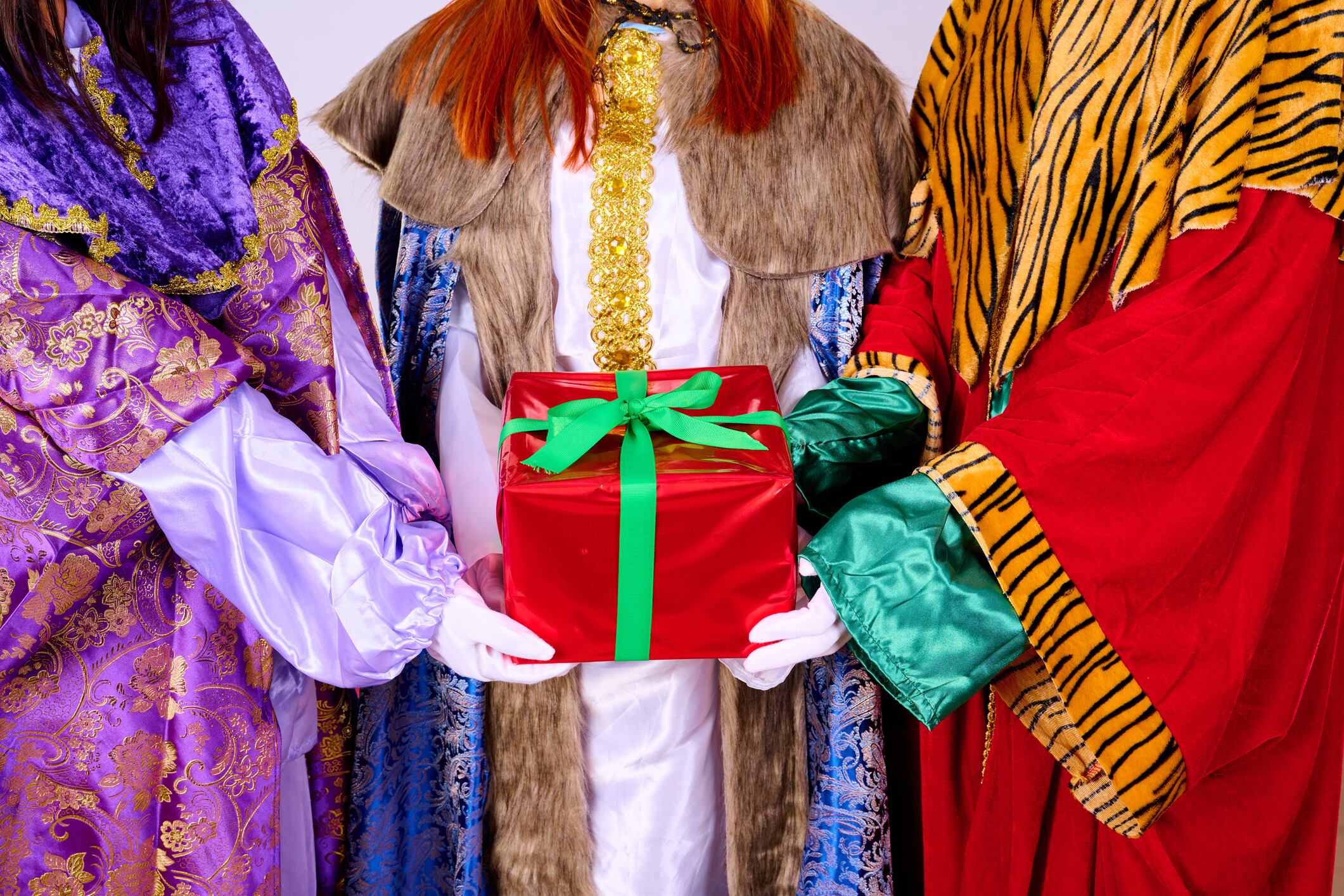Los niños guardan la ilusión de recibir un regalo por parte de los reyes magos.