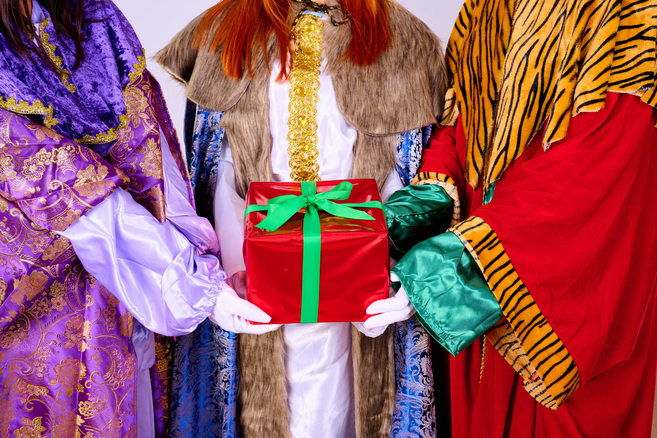 Los niños guardan la ilusión de recibir un regalo por parte de los reyes magos.