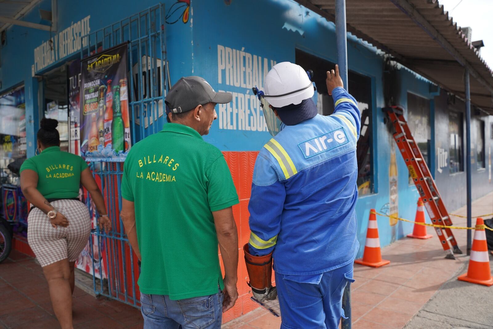 Técnicos de Air-e cortan servicio de energía en billar.