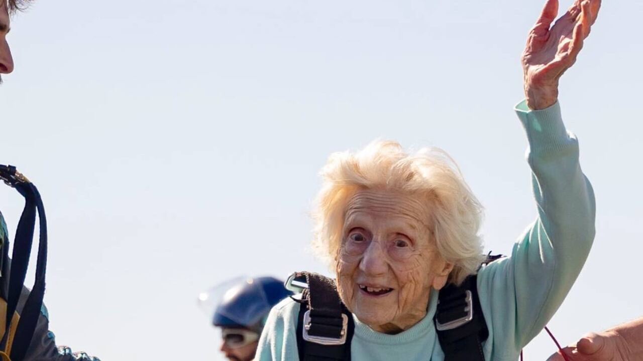 Anciana de 104 años bate récord mundial como la persona más vieja en saltar de paracaídas.