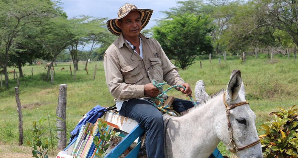 Los viajes del profe Luis Sorián para llevar a lomo de burro libros a los lugares más apartados del Magdalena