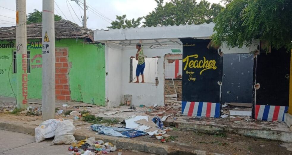 Los vecinos del barrio se metieron a la casa de supuesta agresora y la saquearon