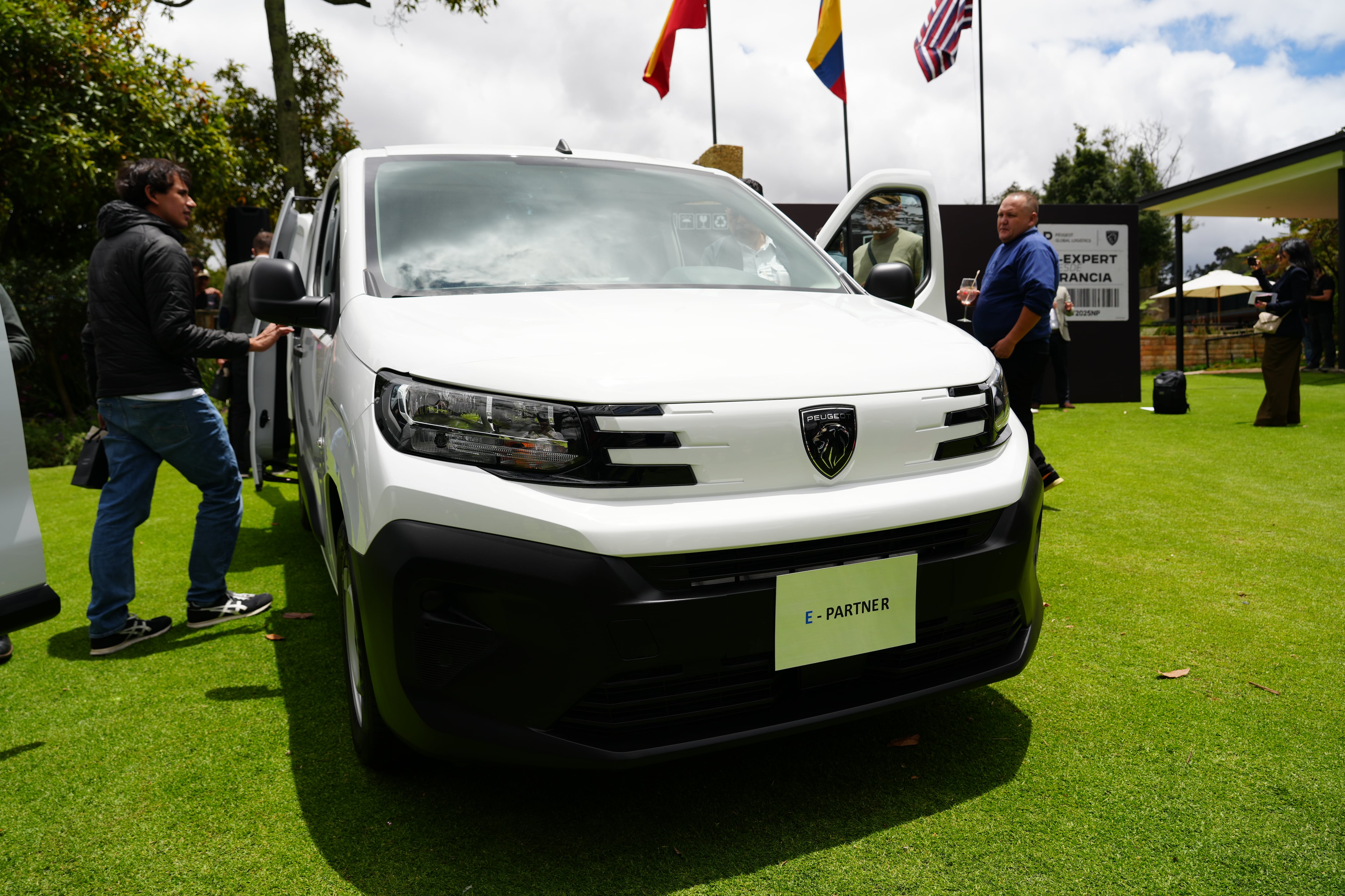 Peugeot presentó en Colombia sus nuevos modelos eléctricos destinados al segmento de vehículos utilitarios.