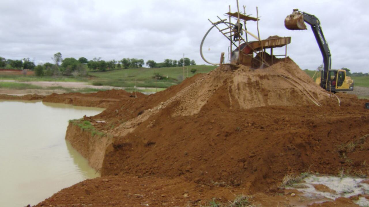 Las Águilas Negras se llevaban a los mineros y amenazaban con matarlos para manternerlos bajo su dominio. Cuando estas se fueron, vinieron los Urabeños a exigir tajada. La gente no tuvo paz.
