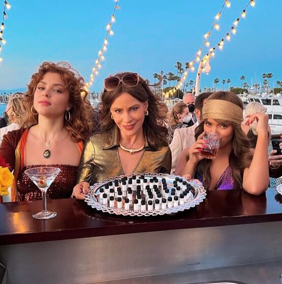 Karol G posó junto a Sofía Vergara y su prima, en la serie de Netflix, Griselda.