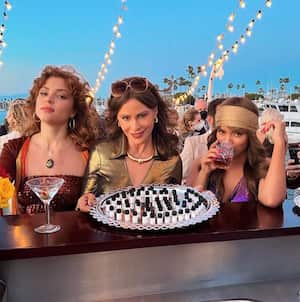 Karol G posó junto a Sofía Vergara y su prima, en la serie de Netflix, Griselda.