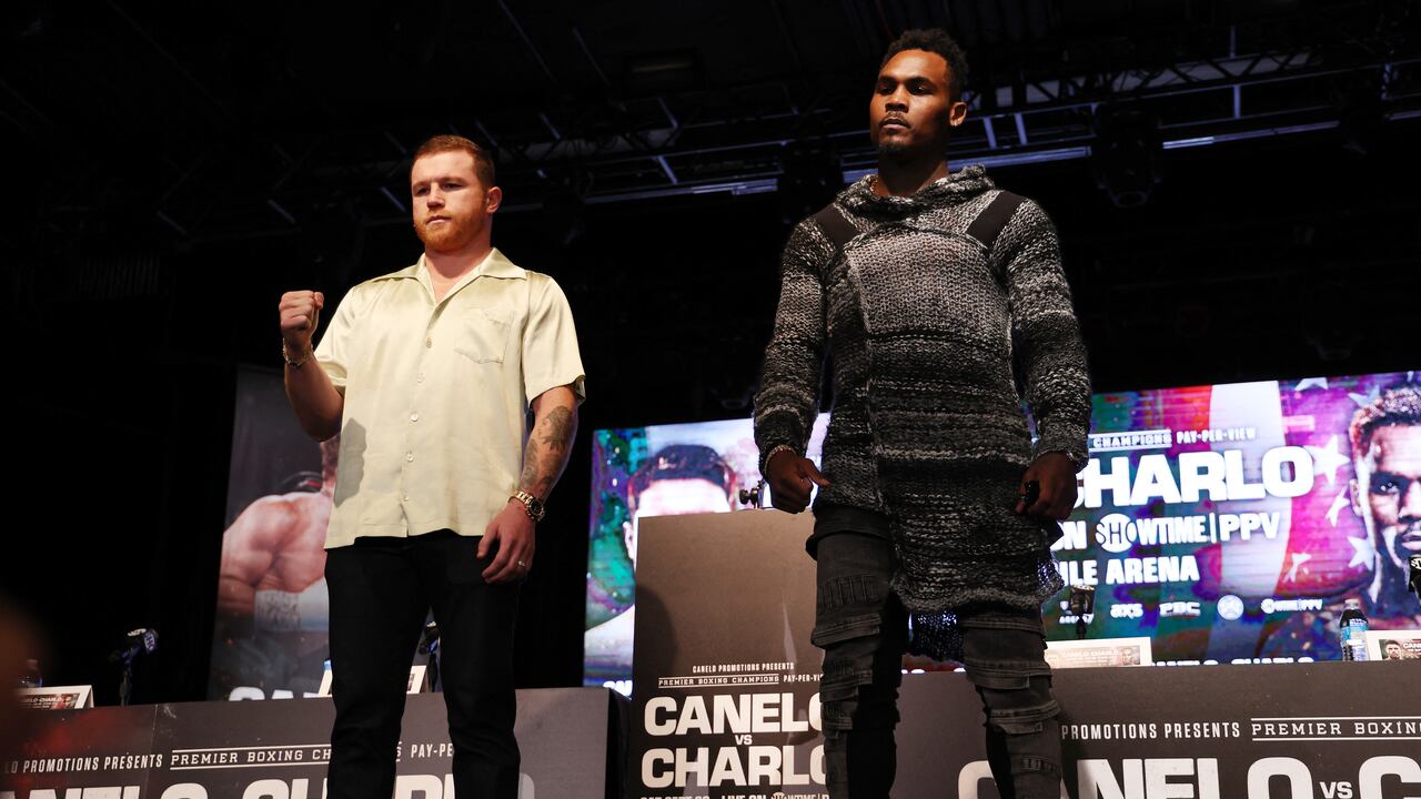 Canelo Álvarez y Jermell Charlo durante conferencia de prensa en Nueva York.