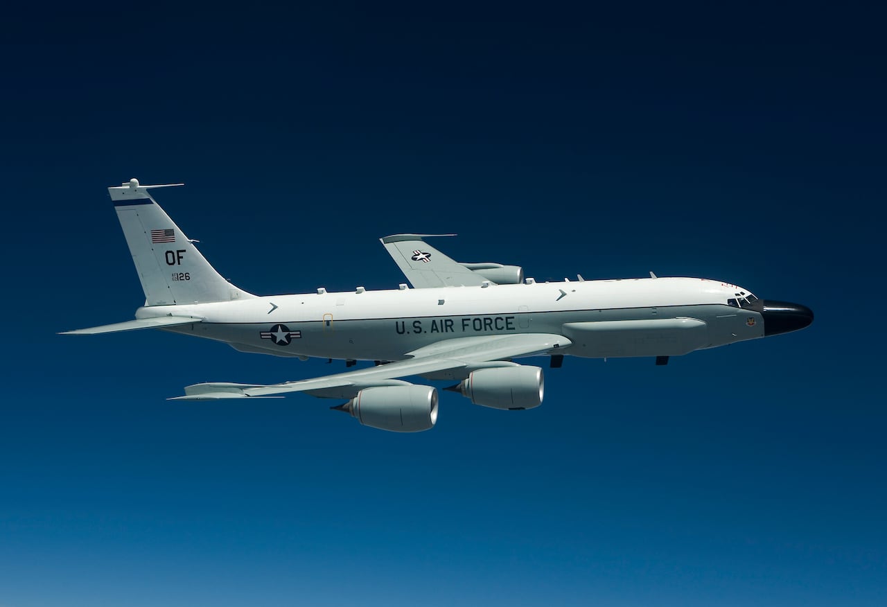 Un avión RC-135W Rivet Joint vuela alto sobre el Medio Oeste en una misión de entrenamiento desde la Base de la Fuerza Aérea Offutt, Nebraska.
