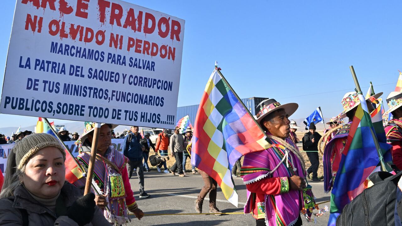 Pelea entre partidarios de Evo Morales con los de Luis Arce