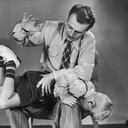 Imagen de archivo. Padre, nalgadas, hijo, (5-7), en, regazo, (b & w) Padre dando nalgadas a su hijo, maltrato, padre le pega a su hijo. padre reprende a su hijo.