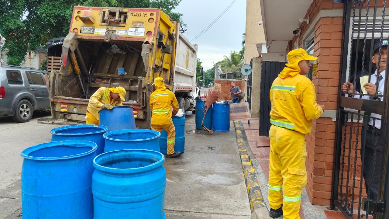 A pesar de que el gobierno nacional ha tomado la decisión de no renovar los contratos con las empresas privadas recolectoras de basuras, la administración municipal ha llegado a acuerdos con estas empresas para que sigan prestando el servicio por ahora. Estos operadores son 
Promoambiental, Veolia, Ciudad Limpia, Promoambiental Valle