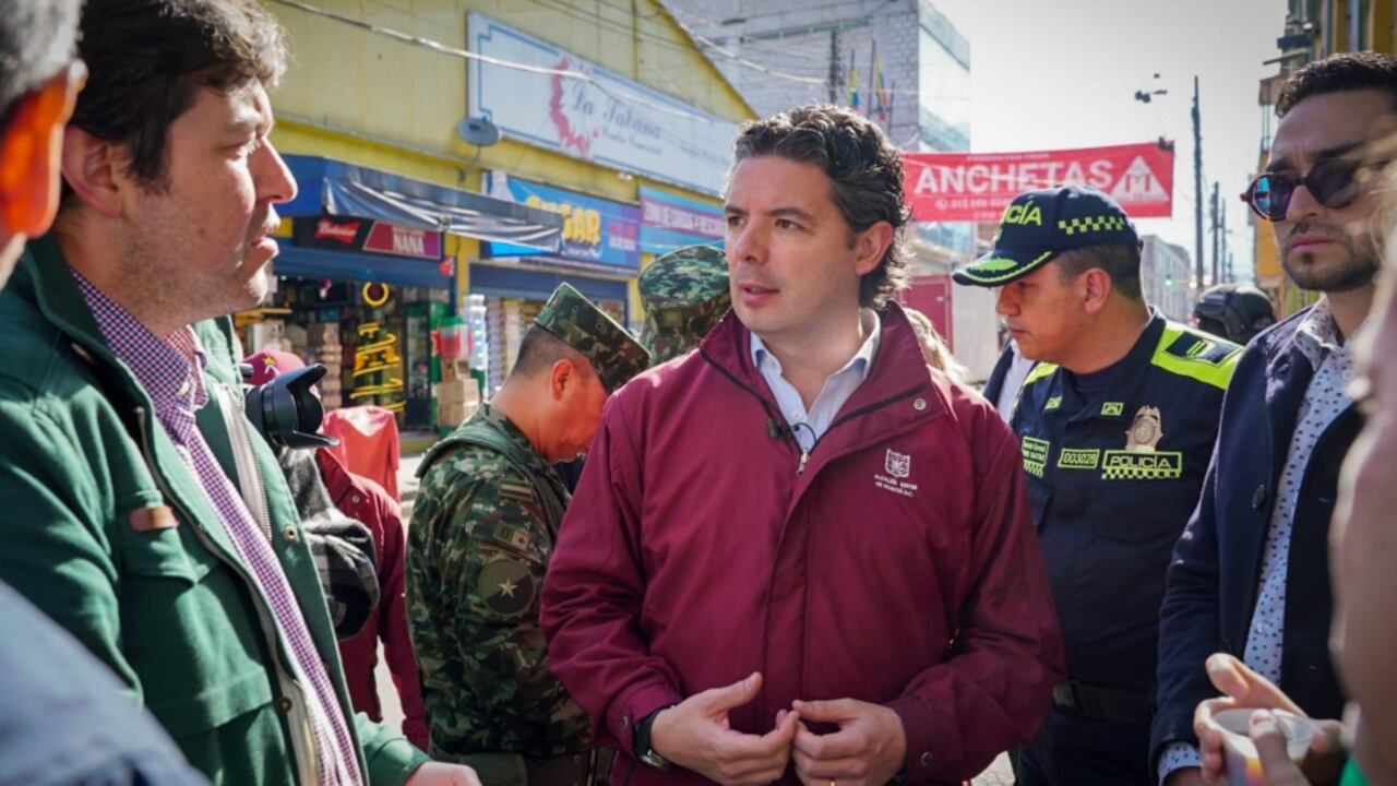 El secretario de Seguridad, Aníbal Fernández, visitó las zonas de comercio en Bogotá en medio de los controles para prevenir el hurto.