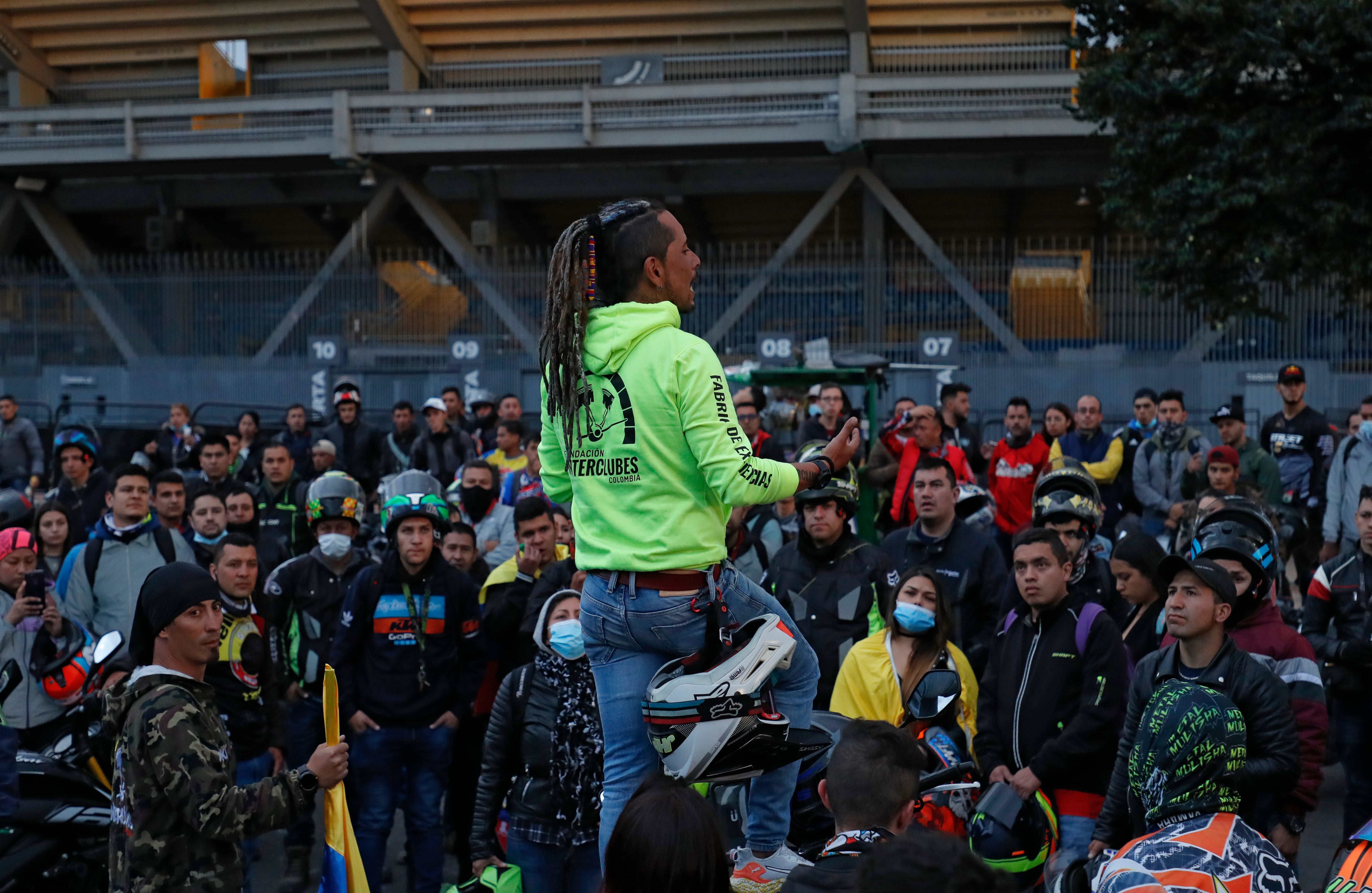 Manifestación motociclistas en contra de la prohibición del parrillero en moto en el Estadio El Campin
Bogota abril 6 del 2022
Foto Guillermo Torres Reina / Semana