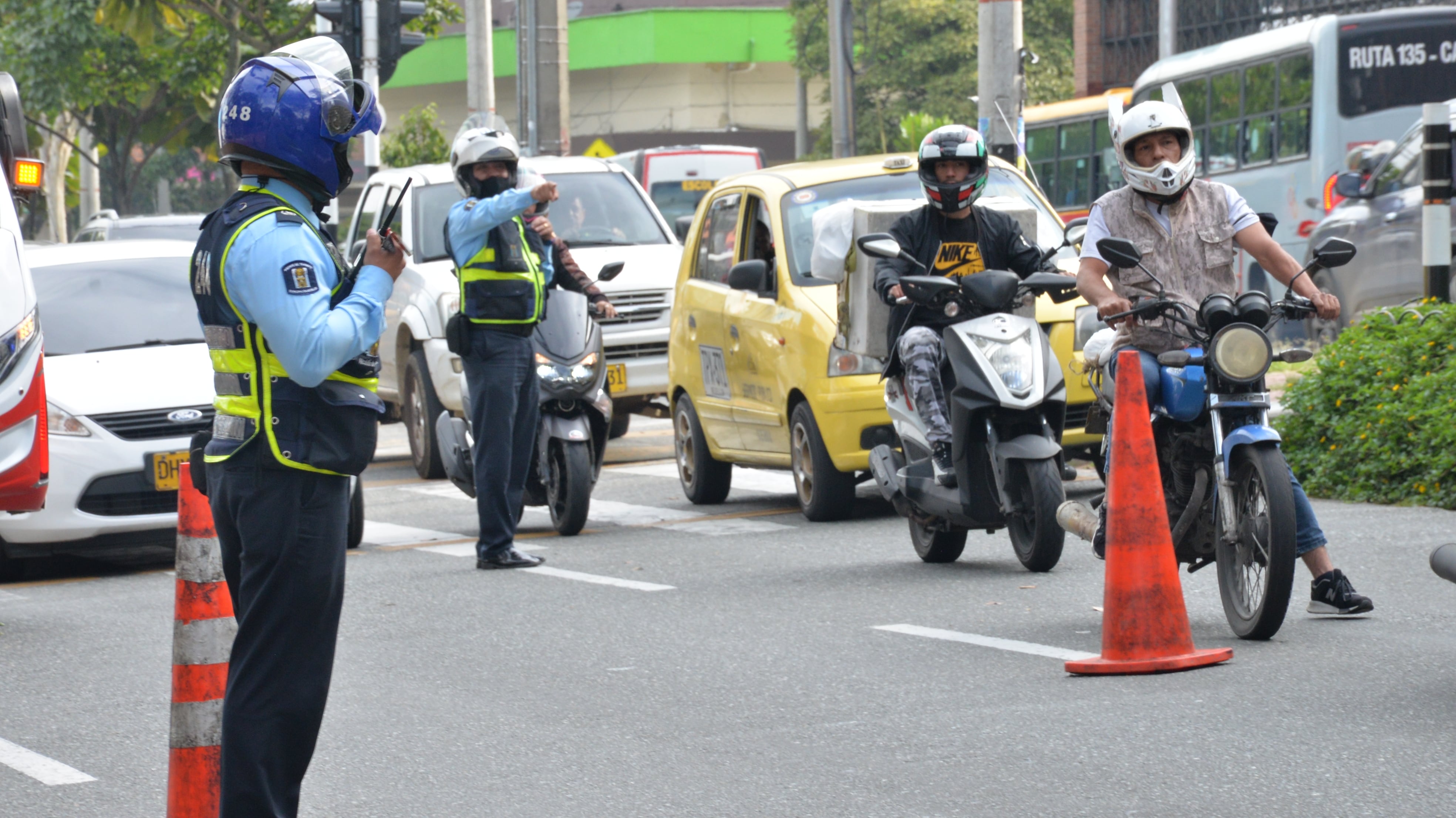 Vigilancia del pico y placa en Medellín.