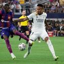 Ousmane Dembélé frente a Éder Militão.