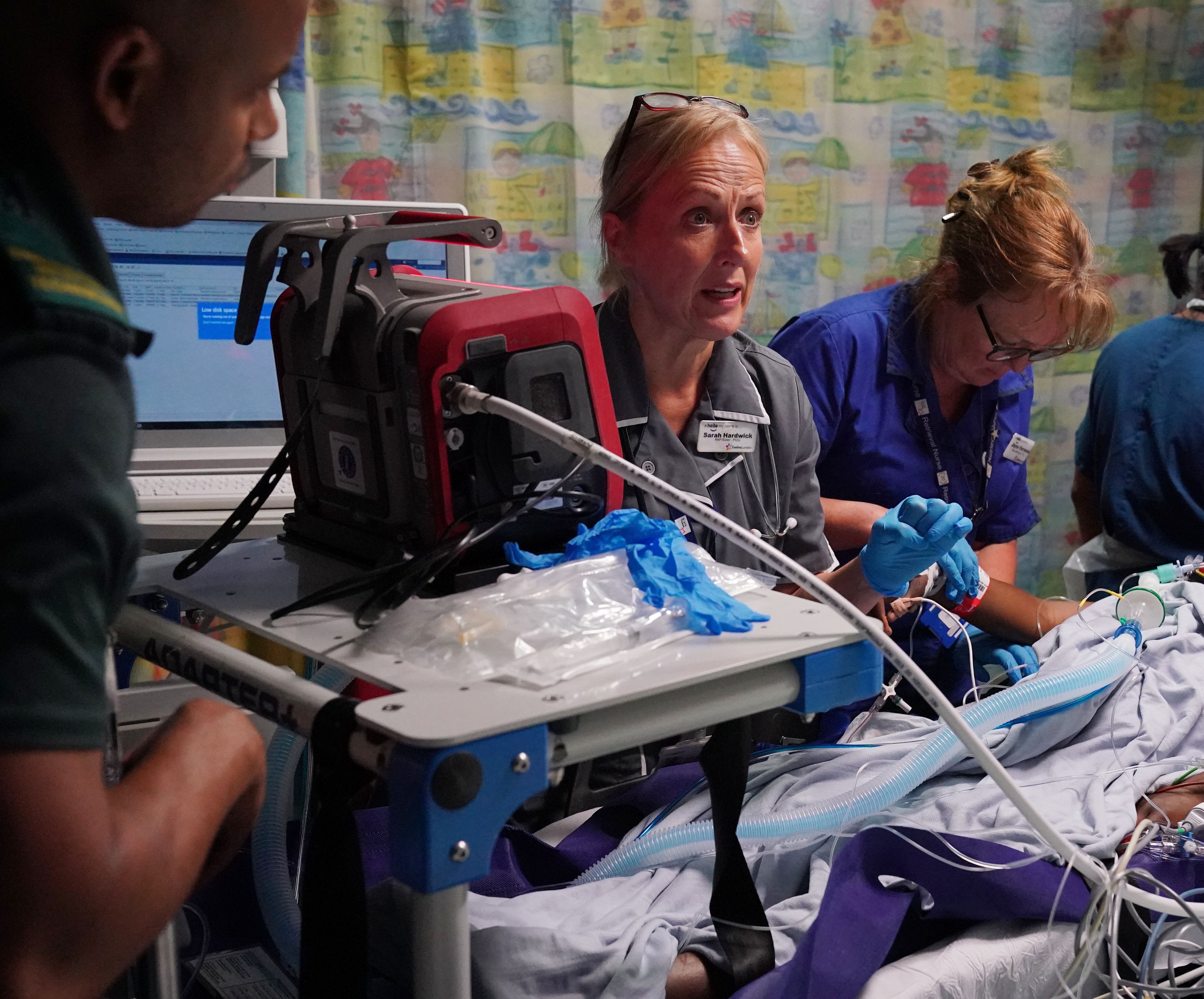 Las enfermeras atendieron el parto en la parte de atrás de una ambulancia frente a una chancha de fútbol