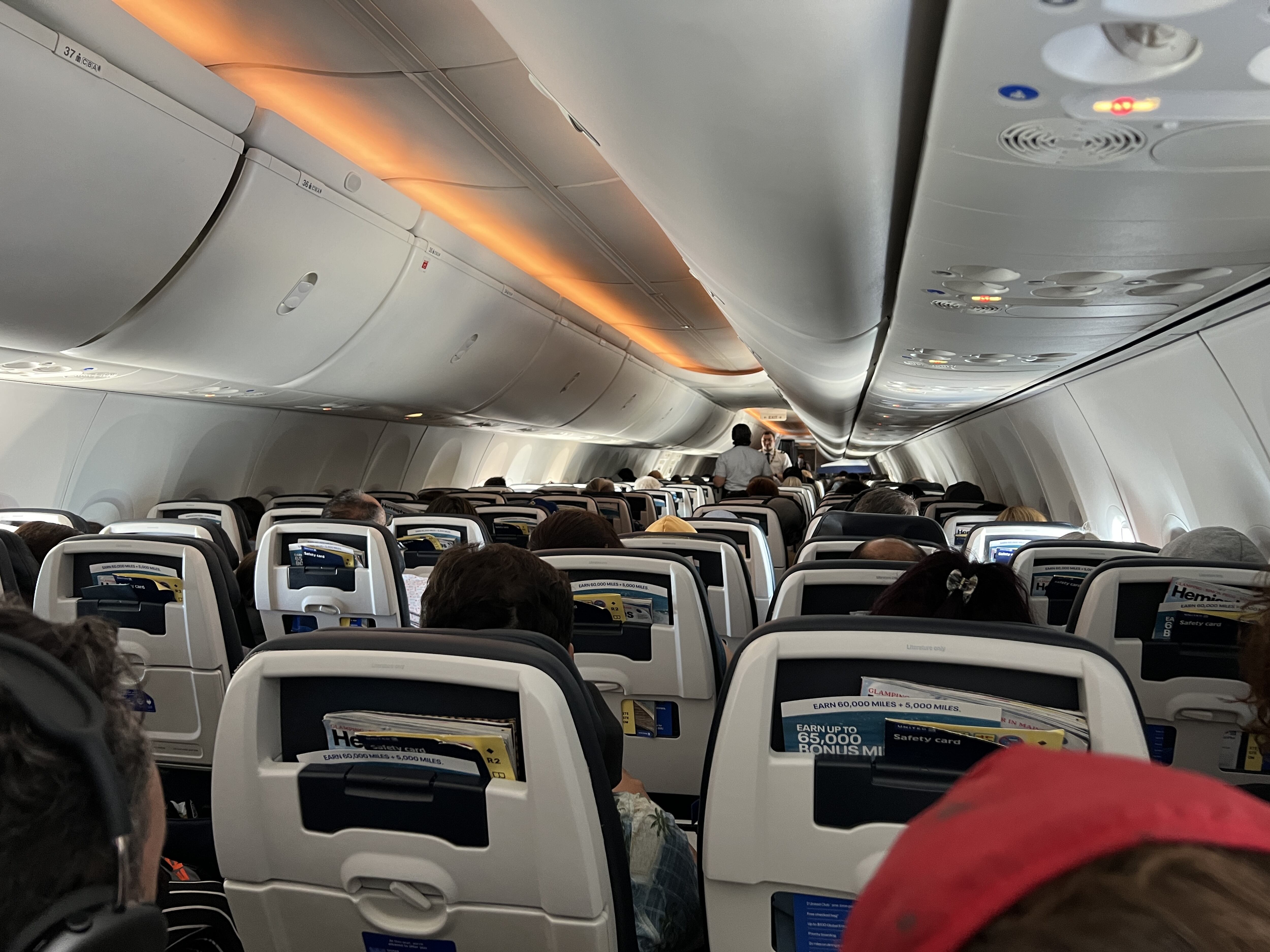 Interior de un avión comercial. Imagen de referencia