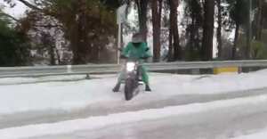 Motociclistas y vehículos tuvieron que sortear la granizada en la vía a La Calera.
