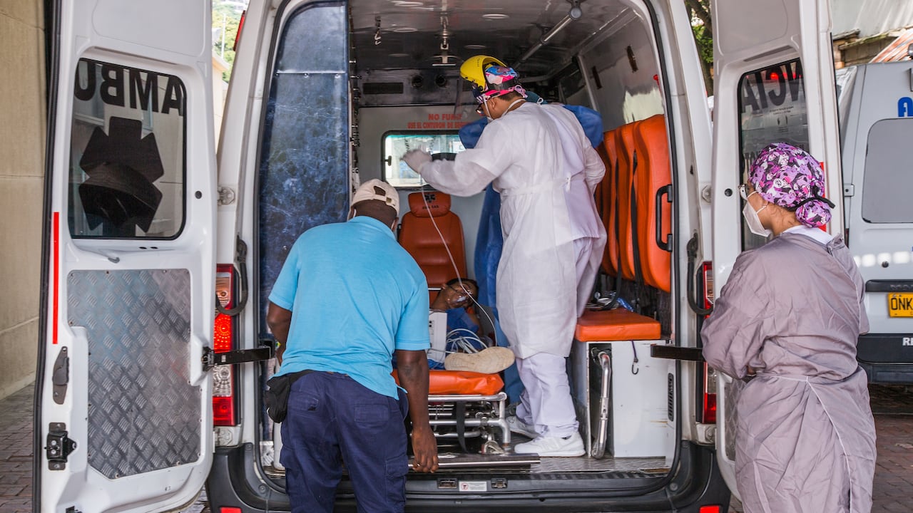El principal -y más grande- hospital público del suroccidente de Colombia resiste con poco espacio en sus camas UCI para atender el alto número de pacientes covid que necesitan ventilación mecánica.