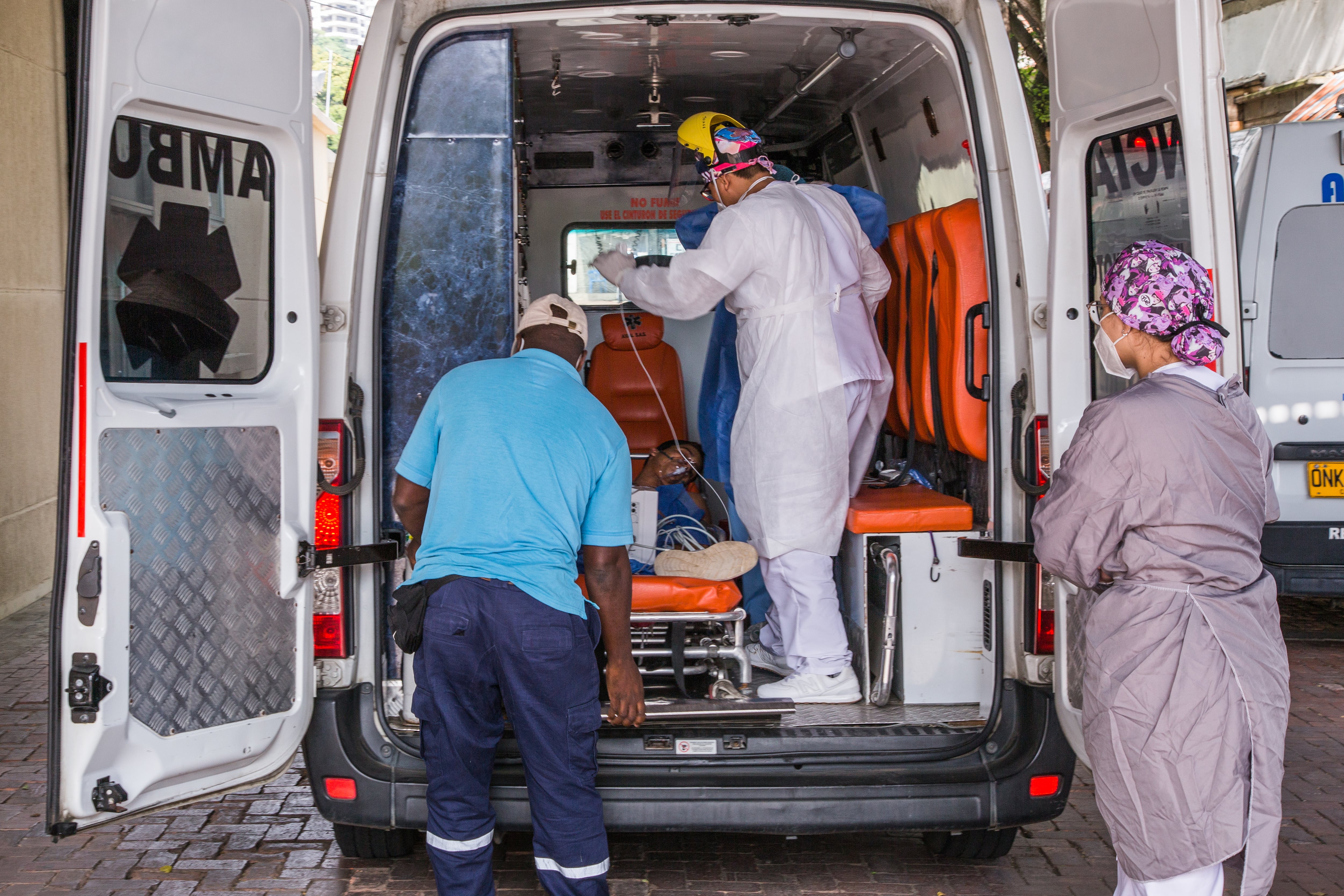 El principal -y más grande- hospital público del suroccidente de Colombia resiste con poco espacio en sus camas UCI para atender el alto número de pacientes covid que necesitan ventilación mecánica.