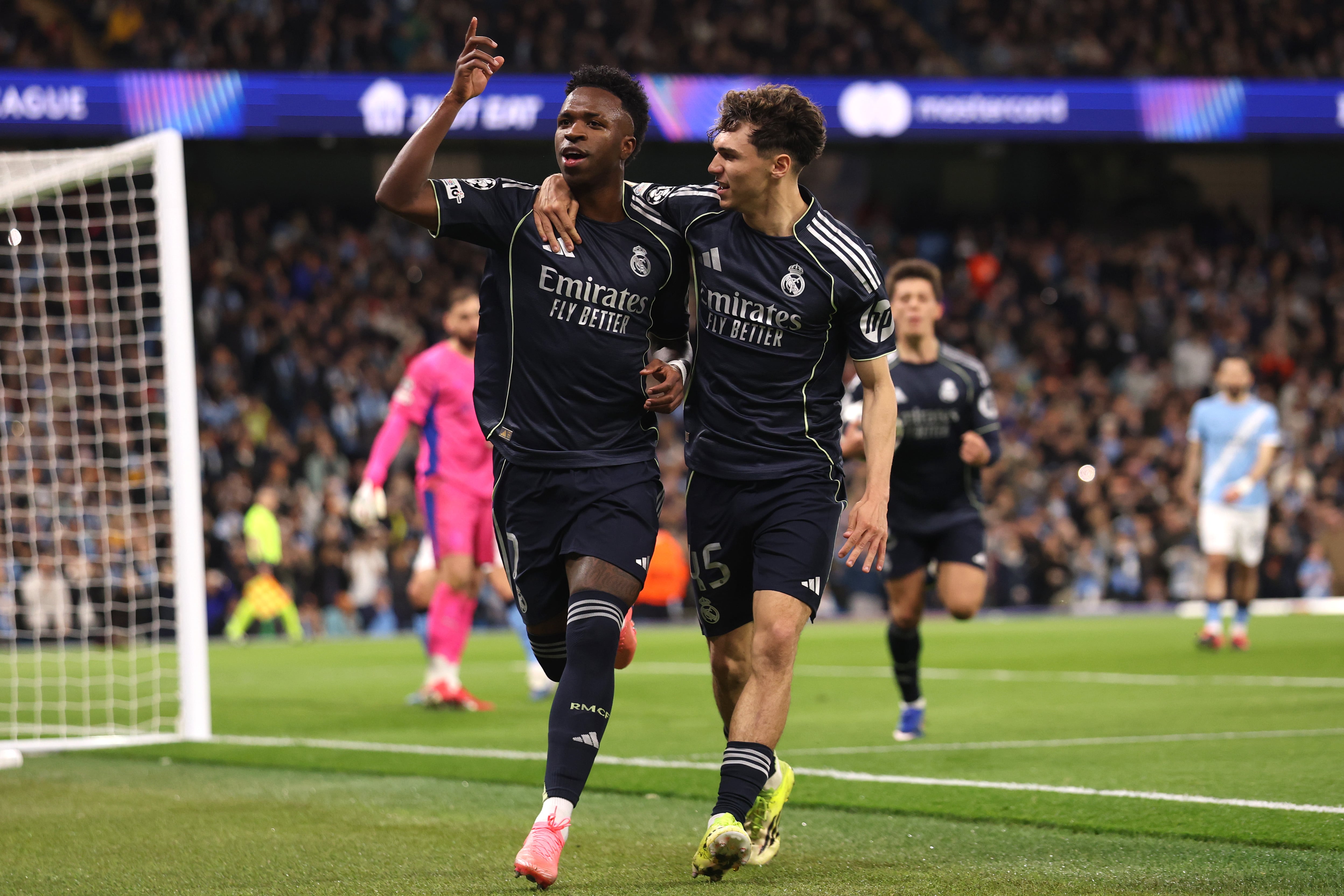 Vinicius celebra con Thiago Pitarch el gol ante Manchester City.