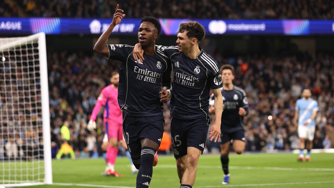 Vinicius celebra con Thiago Pitarch el gol ante Manchester City.
