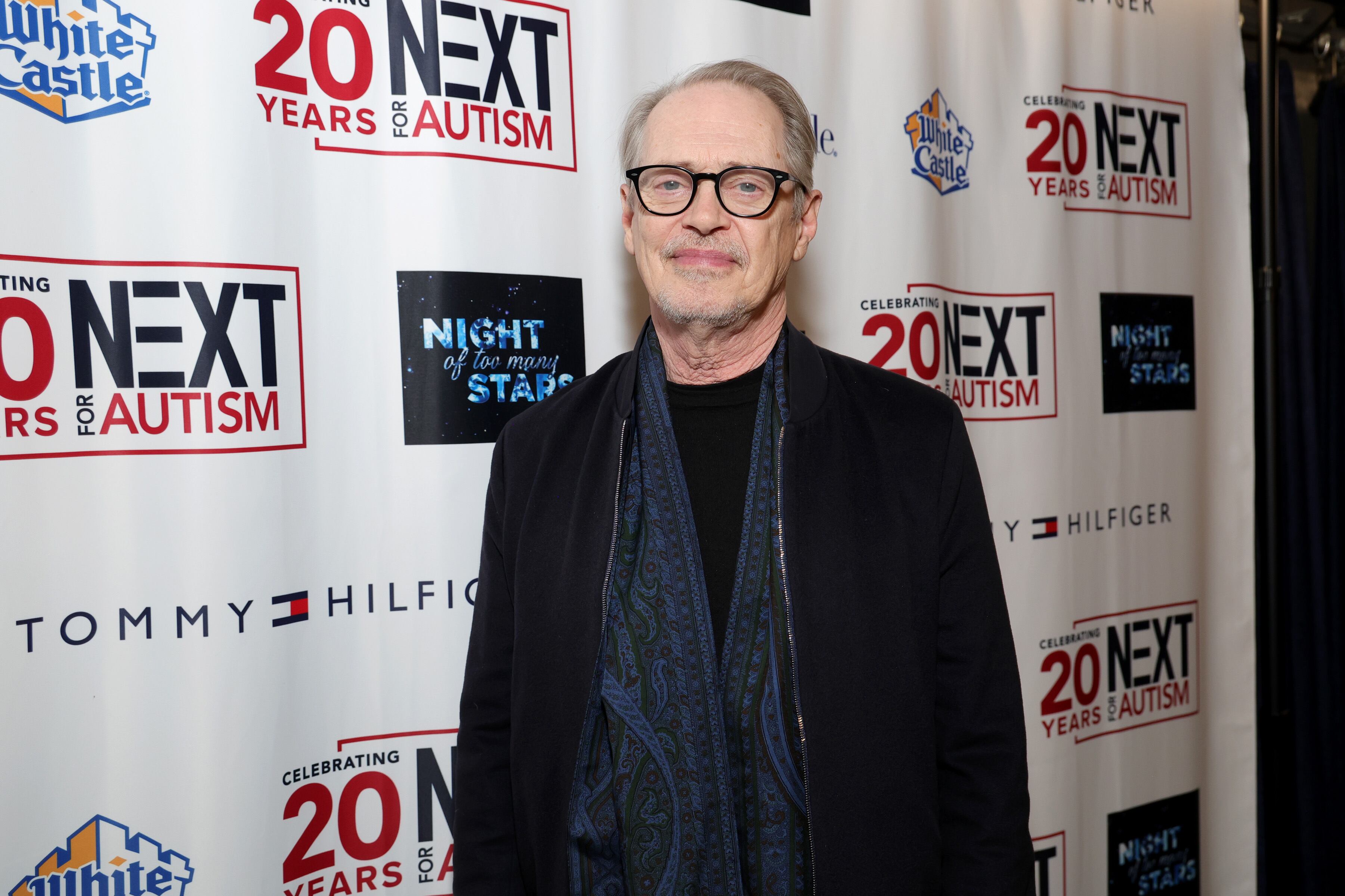 Steve Buscemi asiste a 2023 Night of Too Many Stars beneficiando a NEXT for AUTISM en el Beacon Theatre el 11 de diciembre de 2023 en la ciudad de Nueva York.