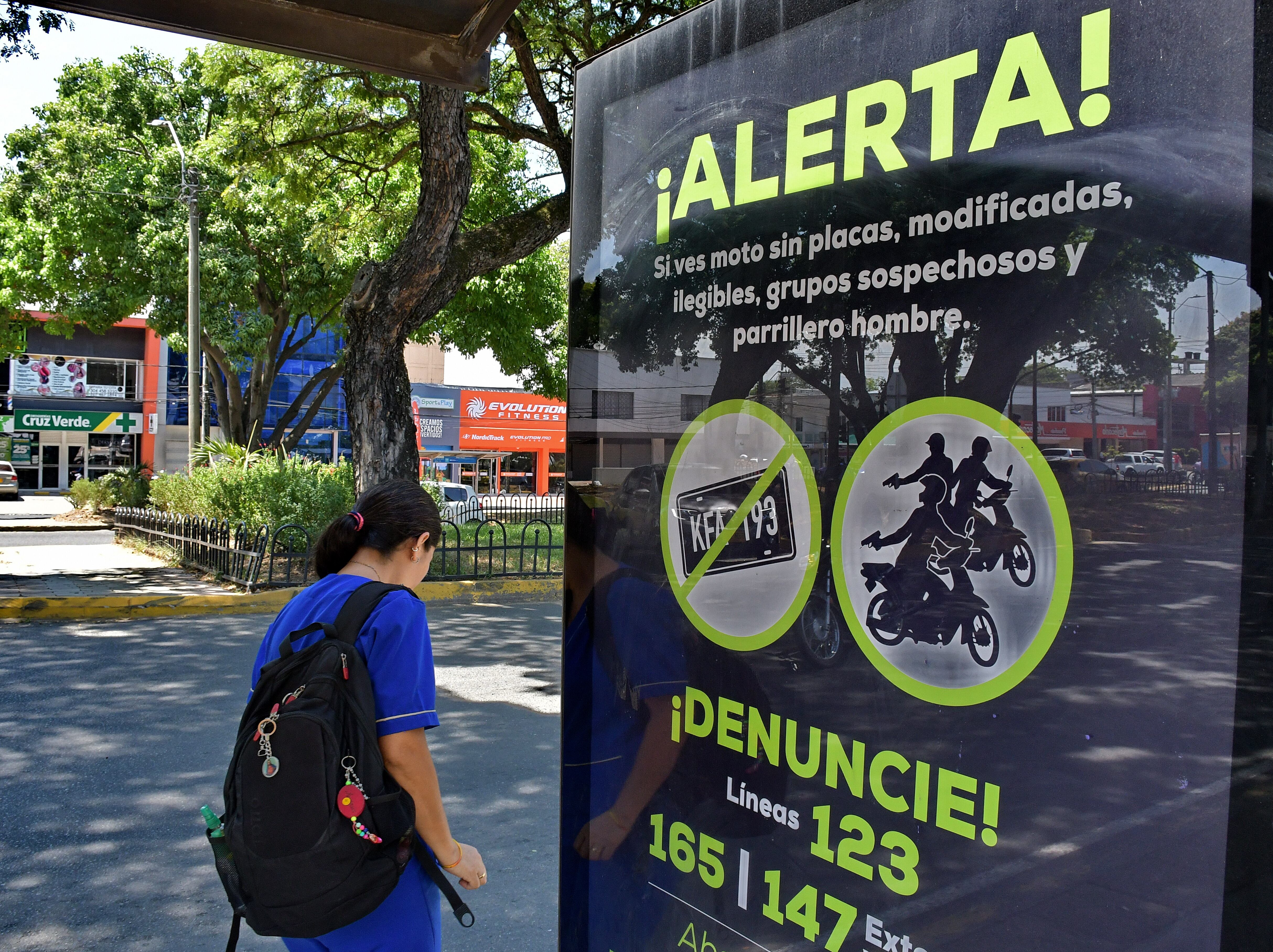 Las autoridades de Cali Hacen el lanzamiento del PLAN NEON.
Esto con el  propósito de que los ciudadanos denuncien cualquier irregularidad que sea sospechosa, como es el de dos hombres en moto , placas levantadas y así poder combatir los hurtos en Cali. Fotos Raúl Palacios / El País / 2 de Agosto del 2023 Cali.