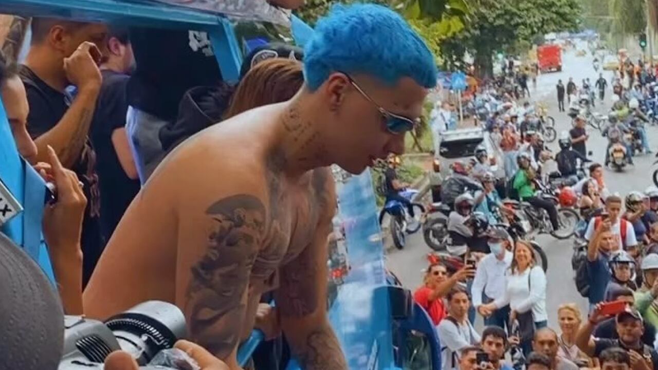 Blessd saludó a sus fans y les firmó gorras y camisetas. Foto: Instagram @blessd.