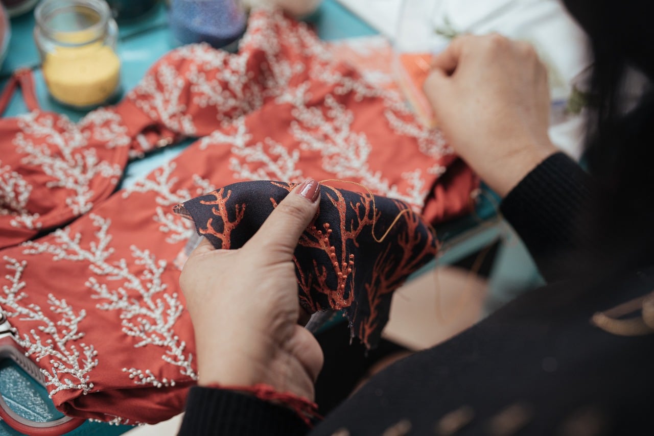 Los artistas in-house y artesanos son los pilares más importantes de la marca con sus diseños, bordados y telas pintadas a mano.