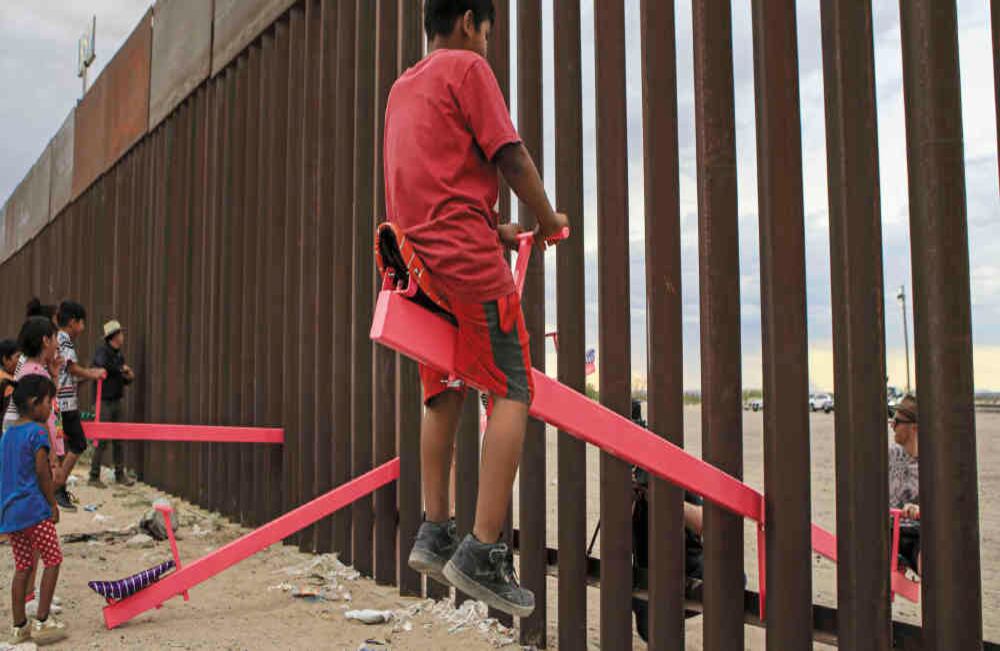 Que nadie nos separe: A mitad de año apareció en la frontera entre Ciudad Juárez (México) y El Paso (Estados Unidos) una instalación que le dio la vuelta al mundo por su poder simbólico. Los balancines rosas del artista Ronald Rael lanzaron un fuerte mensaje político de unidad. “Las acciones que tienen lugar en un lado de la frontera tienen consecuencias directas en el otro. Esto es cierto en la escala política y económica, pero también en la escala de la interacción humana”, insistió. Foto: Luis Torres / AFP