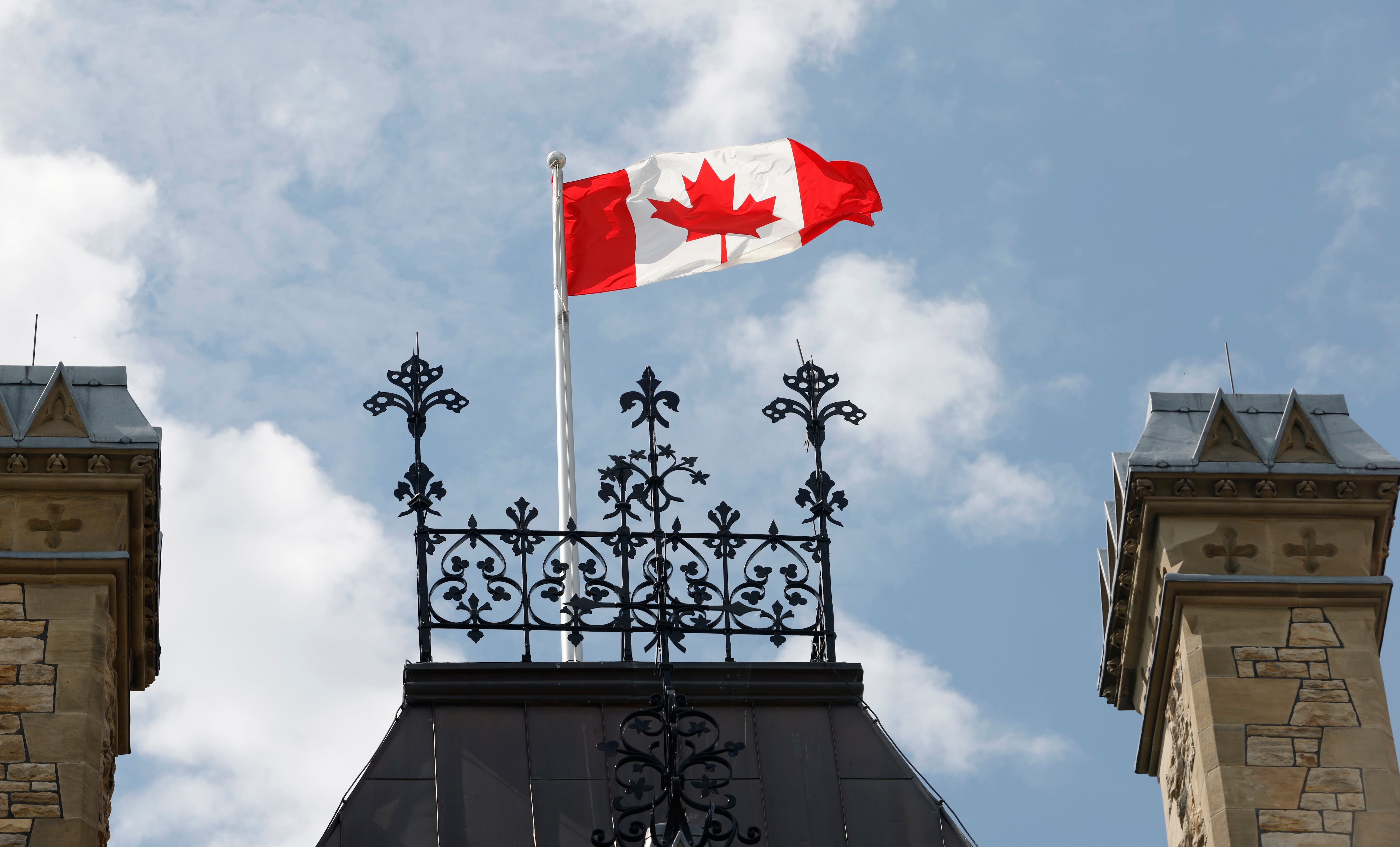 La bandera canadiense ondea en Parliament Hill, Ottawa, el sábado 22 de agosto.