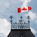 La bandera canadiense ondea en Parliament Hill, Ottawa, el sábado 22 de agosto.