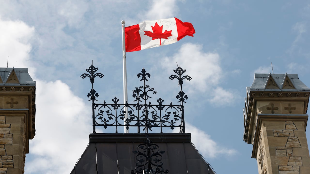 La bandera canadiense ondea en Parliament Hill, Ottawa, el sábado 22 de agosto.