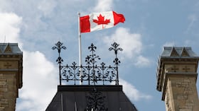 La bandera canadiense ondea en Parliament Hill, Ottawa, el sábado 22 de agosto.