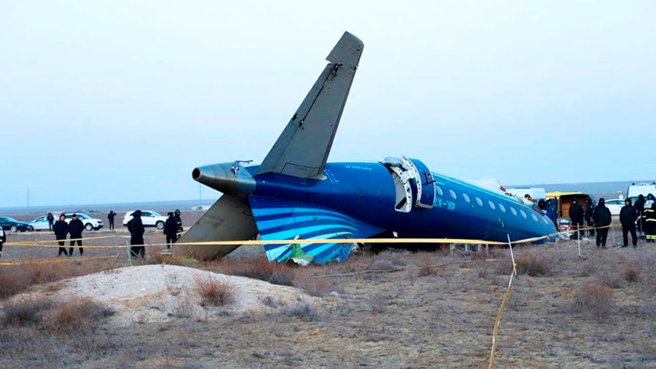 En esta foto tomada de un vídeo publicado por la administración de la región de Mangystau, una parte del Embraer 190 de Kazakhstan Airlines yace en tierra cerca del aeropuerto de Aktau, Kazajstán, el jueves 26 de diciembre de 2024. (La Administración de la región de Mangystau vía AP)